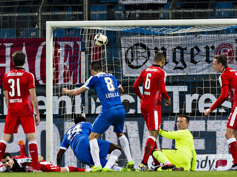 Glückliche Führung: Bochums Peniel Mlapa (#14) trifft zum 1:0.