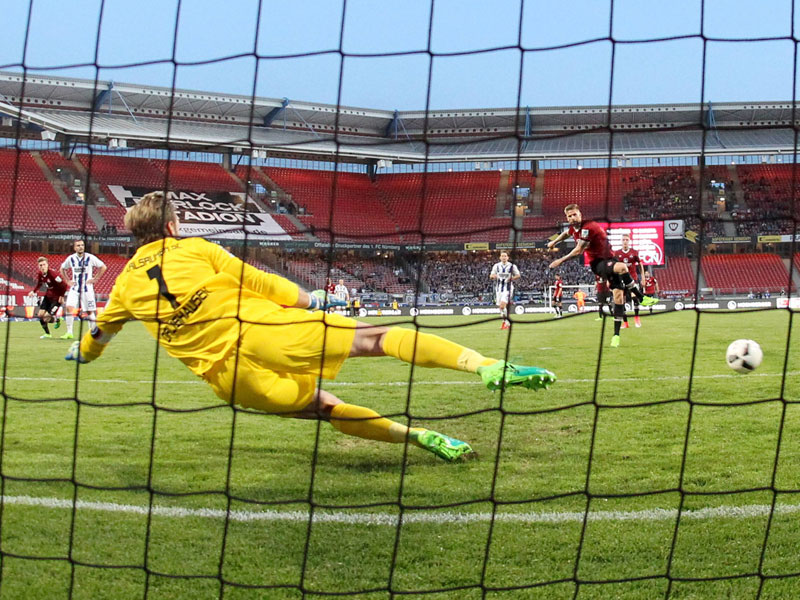 Dank zweier identischer Elfmetertreffer besiegte der FCN den KSC mit 2:1.