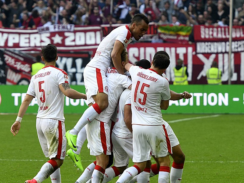 Düsseldorfer Jubeltraube: Die Fortuna-Spieler feiern Yildirims späten Ausgleichstreffer.