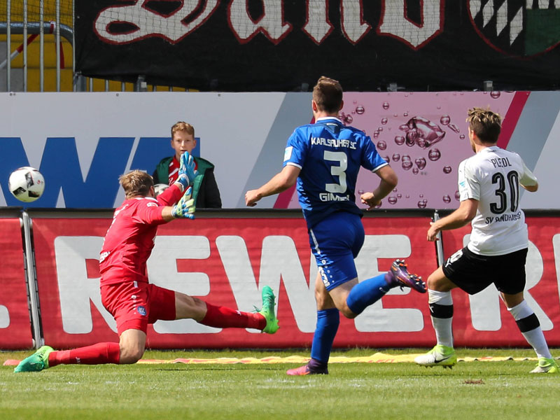 Thomas Pledl (re.) bestraft die Karlsruher Passivität und schießt zum 2:0 für Sandhausen ein.