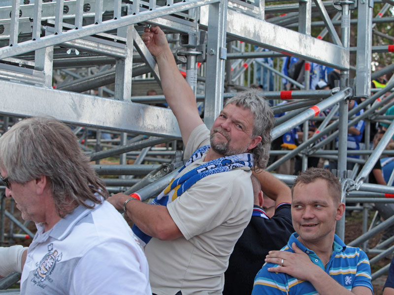Ein Jenaer Fan zieht selbst eine Schraube wieder fest