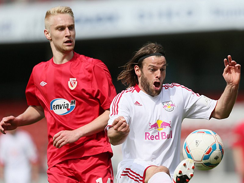 Aus Cottbus kommt Abwehrtalent Andreas Kaiser (li.) zum Ligakonkurrenten TSG Neustrelitz.