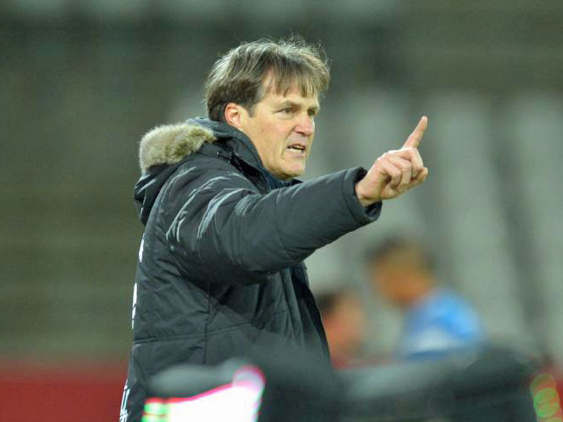 Da lang geht's: SC-Trainer Theo Schneider glaubt an seine Mannschaft.