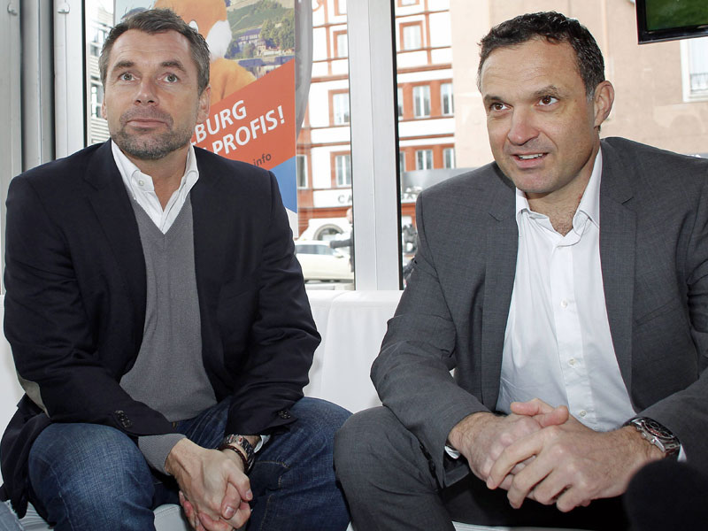 Die Weichen für die Zukunft sind gestellt: Vorstandsvorsitzender Dr. Michael Schlagbauer (re.) mit Bernd Hollerbach (li.), der zur neuen Saison Trainer der Kickers wird.