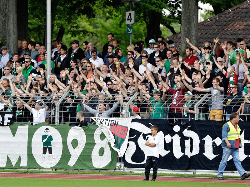 Anstoß des Ärgers: Die Schweinfurter Fans sorgten mit ihren Böllern für eine Unterbrechung mit weitreichenden Folgen.