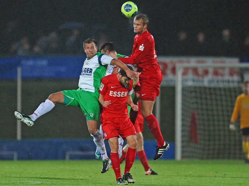 Trafen bereits im März 2013 an der Hafenstraße aufeinander: Der FC Kray und Rot-Weiss Essen.