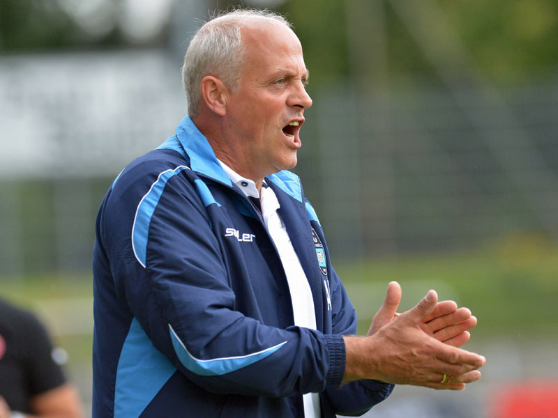 Energischer Beifall: Wiedenbrücks Coach Alfons Beckstedde hat derzeit viel Freude an seinem Team.