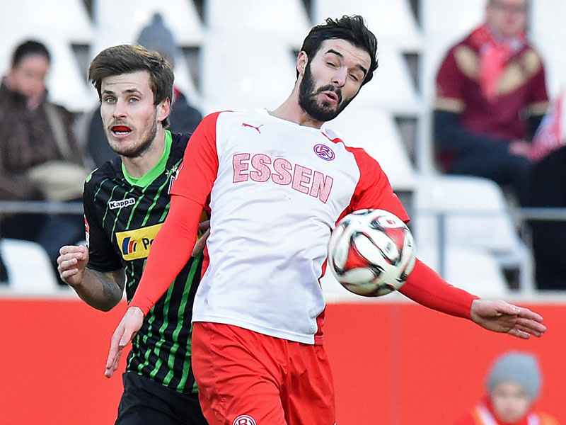 Der FC Kray hat einen neuen Stürmer gefunden: Samuel-Marian Limbasan (re.), hier noch im RWE-Trikot.