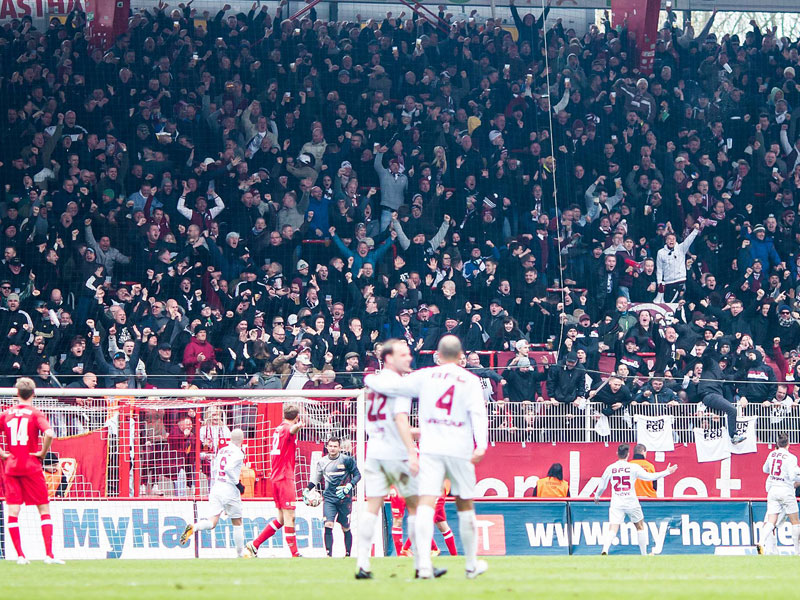 Dynamo jubelt nach dem Siegtreffer durch Zurawsky vor großer Kulisse.