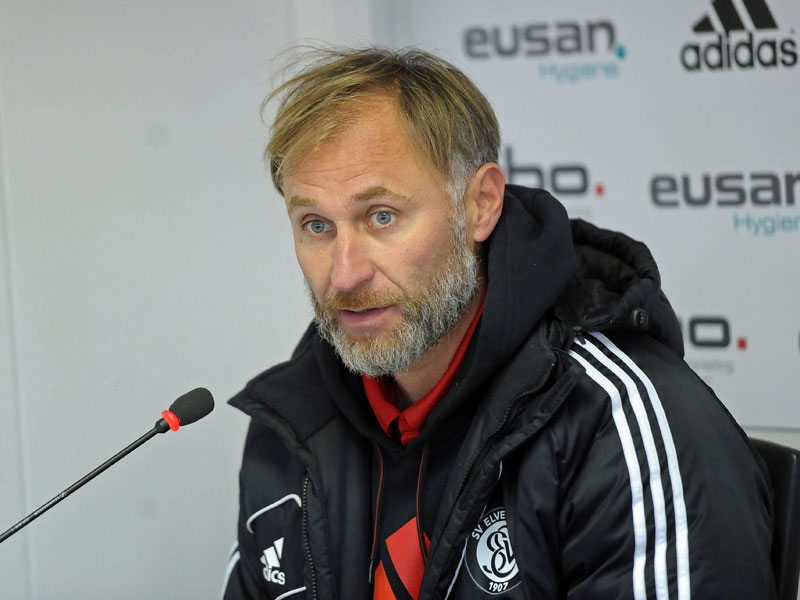 Vermisste den Einsatz bei seinem Team: Trainer Willi Kronhardt von der SV Elversberg.