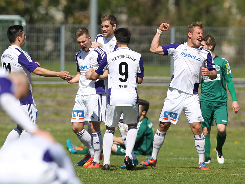 Jubel beim VfR Neumünster nach dem 1:1-Ausgleich im Derby gegen Lübeck.
