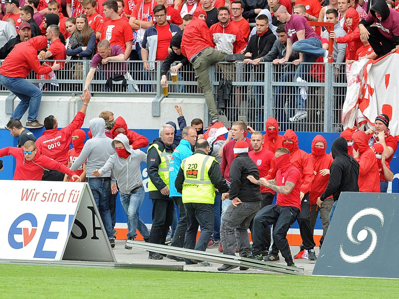 Knapp 40 Hooligans des OFC-Publikums stürmten während der Relegation gegen Magdeburg den Platz.