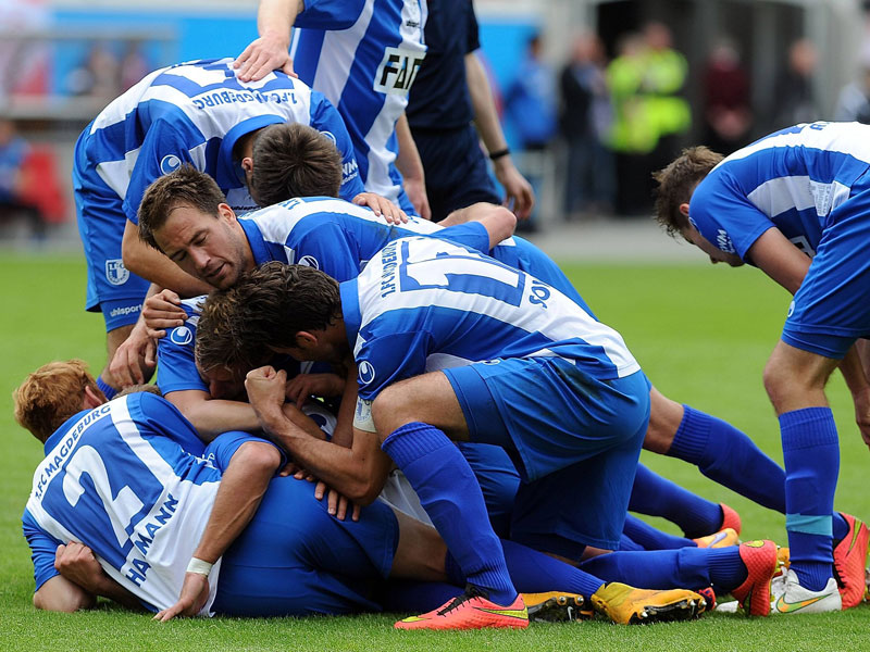 Magdeburg feiert - und begräbt Torjäger Lars Fuchs nach dessen Tor zum 2:1 in Offenbach unter sich.