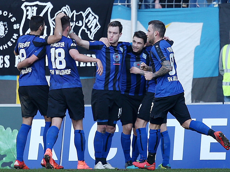 Waldhofs Spieler jubeln nach dem 2:0-Siegtreffer durch Giuseppe Burgio.