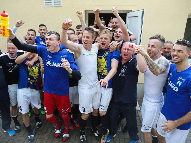 Die Spieler von Lok Leipzig jubeln nach dem Aufstieg