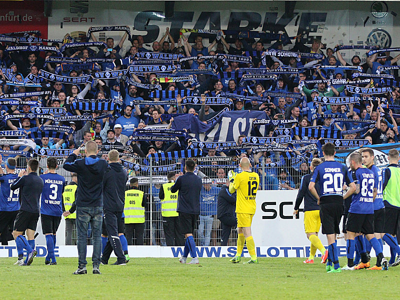 Müssen einen weiteren Anlauf in der Regionalliga nehmen: die Spieler von Waldhof Mannheim vor den treuen Fans.