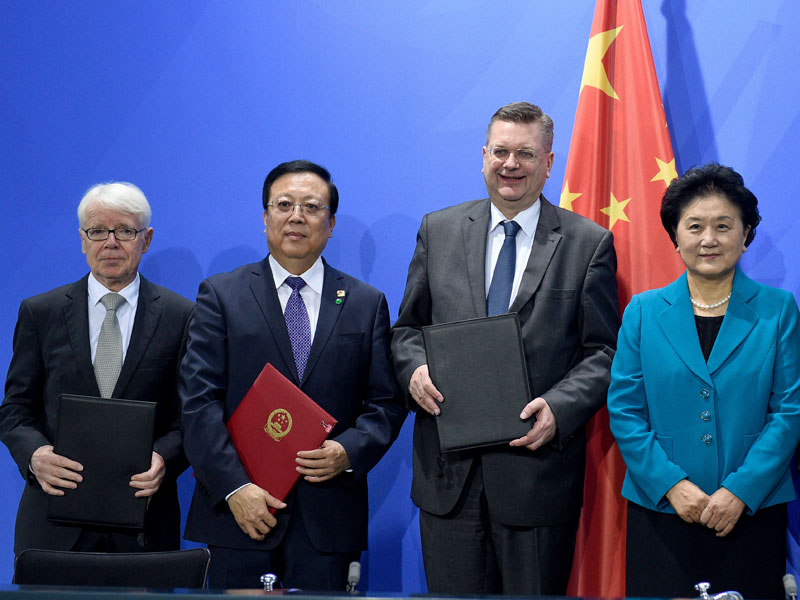 Brückenschlag: Mit Vertretern aus China schlossen DFL-Chef Reinhard Rauball und DFB-Präsident Reinhard Grindel ein Abkommen.