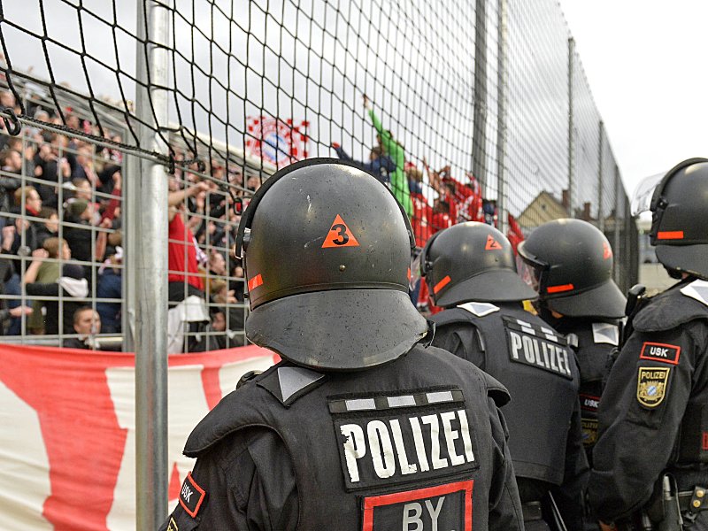 Polizei im Stadion an der Grünwalder Straße
