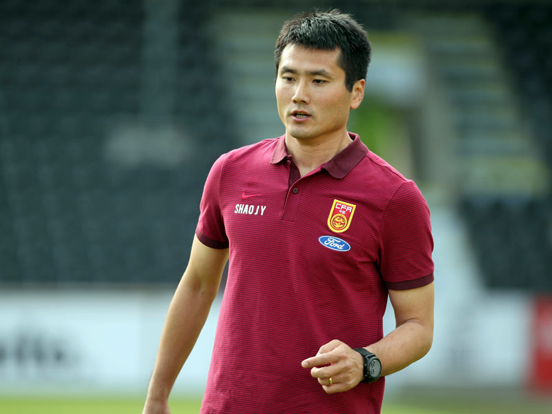 Er bedankte sich vor dem Auftakt für die Unterstützung der deutschen Vereine: Chinas Team-Manager Shao Jiayi.