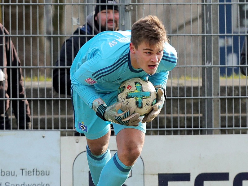 Er und seine Mannschaftskollegen setzen die Hoffnung in Flensburgs Gegner Havelse: HSV-Torwart Morten Behrens.