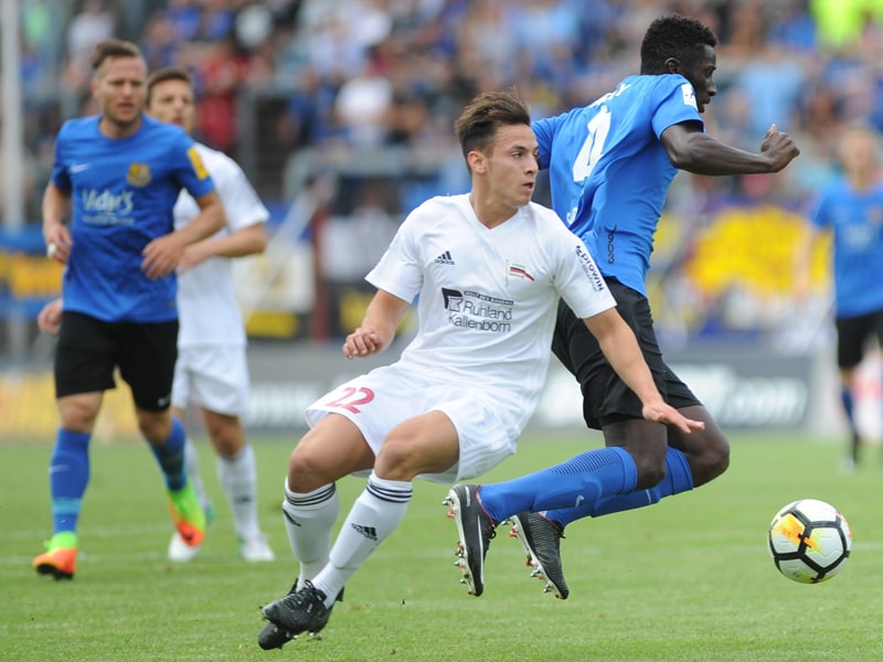 Folgt seinem ehemaligen Trainer Timo Wenzel nach Schweinfurt: Gianluca Lo Scrudato (Mitte).