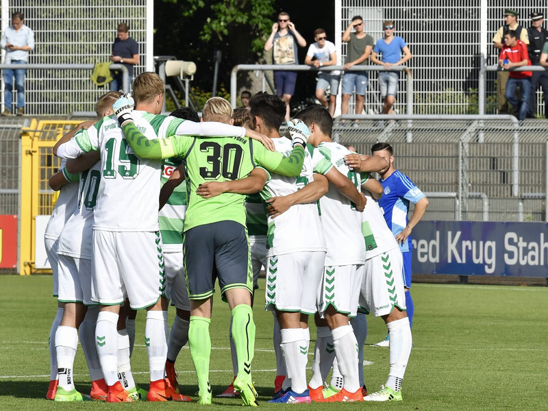 Auf die Relegation eingeschwört: Die Fürther Zweitvertretung in Aschaffenburg.