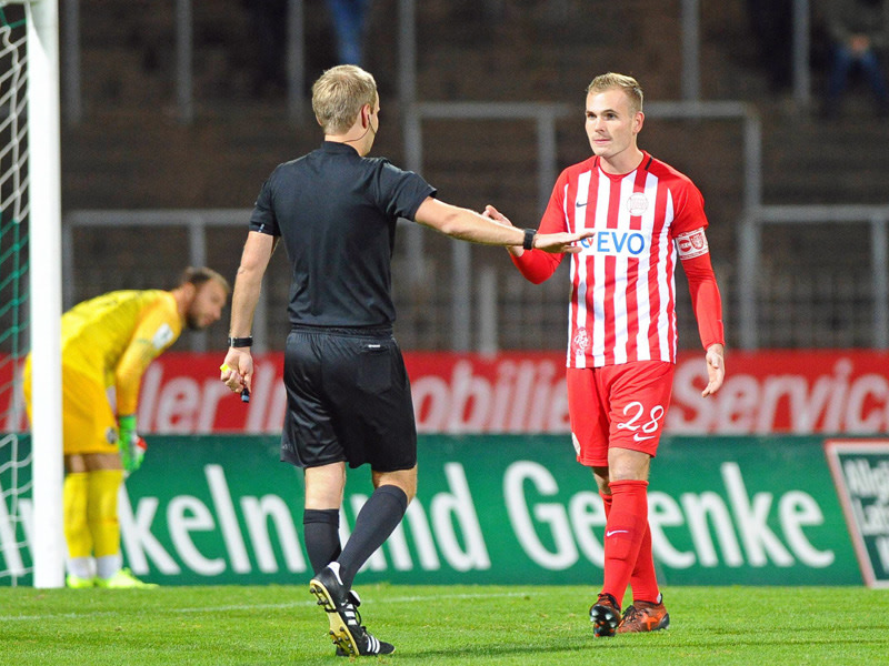 Falsche Entscheidung: Schiedsrichter Luca Schlosser gab beim Elfmeter Benjamin Kirchhoff die Gelbe Karte.