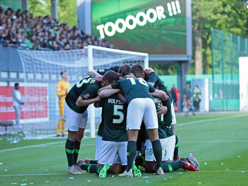 Jubel in Grün und Weiß: Die Wolfsburger Reserve bejubelt ein Tor gegen den FC Bayern II.