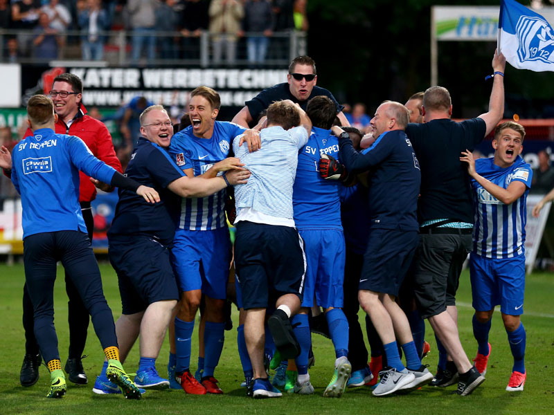 Zitterte sich zum Aufstieg in die 3. Liga: Die Mannschaft des SV Meppen