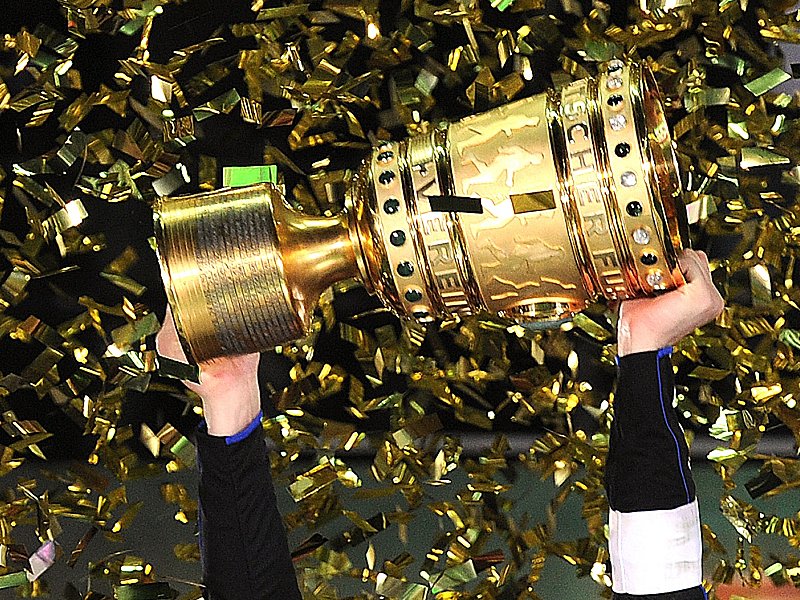 Objekt der Begierde: Zuletzt durfte Schalke 04 den Pott mit Sekt füllen.