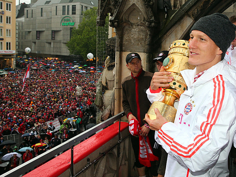 Ihn gilt es zu verteidigen: Bastian Schweinsteiger hält das begehrte Objekt DFB-Pokal fest in seinem Armen.