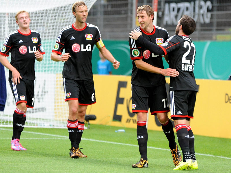 Routine: Stefan Kießling (2. v.r) lässt sich für einen Treffer feiern.