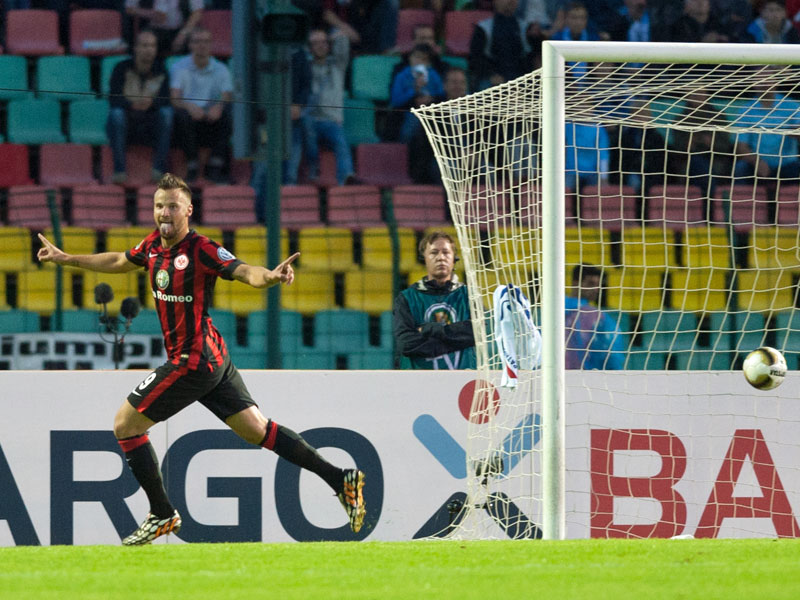 Ball rein, Zunge raus: Haris Seferovic war Eintracht Frankfurts Matchwinner in der 1. DFB-Pokal-Runde.