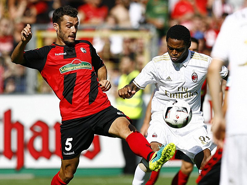 Manuel Gulde gegen Milans Luiz Adriano (re.)