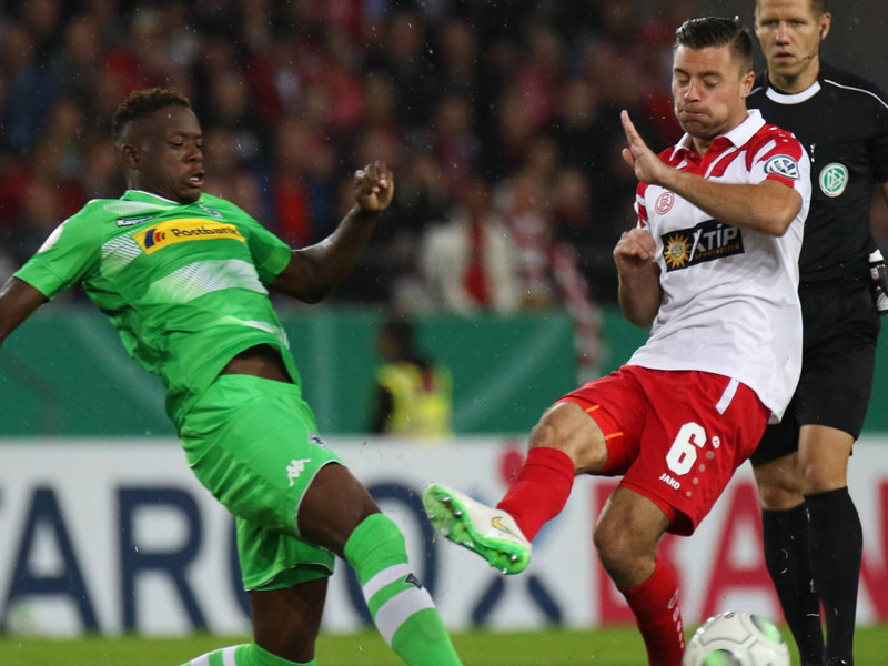 Enttäuscht: Essens Timo Brauer (r.) gegen Gladbachs Denis Zakaria.