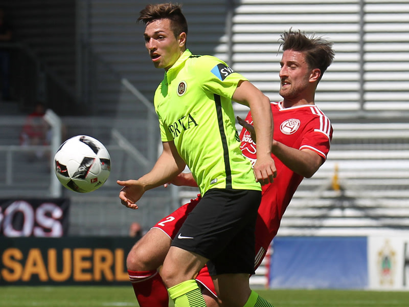 Pokal-Fight: Am Ende jubelten Luca Schnellbacher (links) und der SV Wehen Wiesbaden.