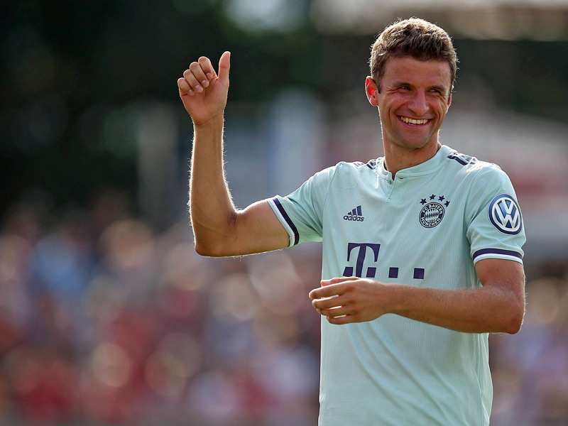 Daumen hoch: Thomas Müller und seine Bayern werden beim DFB-Pokalspiel in Osnabrück im TV gezeigt.