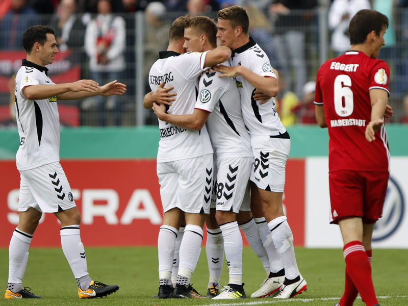 Der Bann ist gebrochen: Freiburgs Spieler beglückwünschen Torschütze Nils Petersen (Mitte).