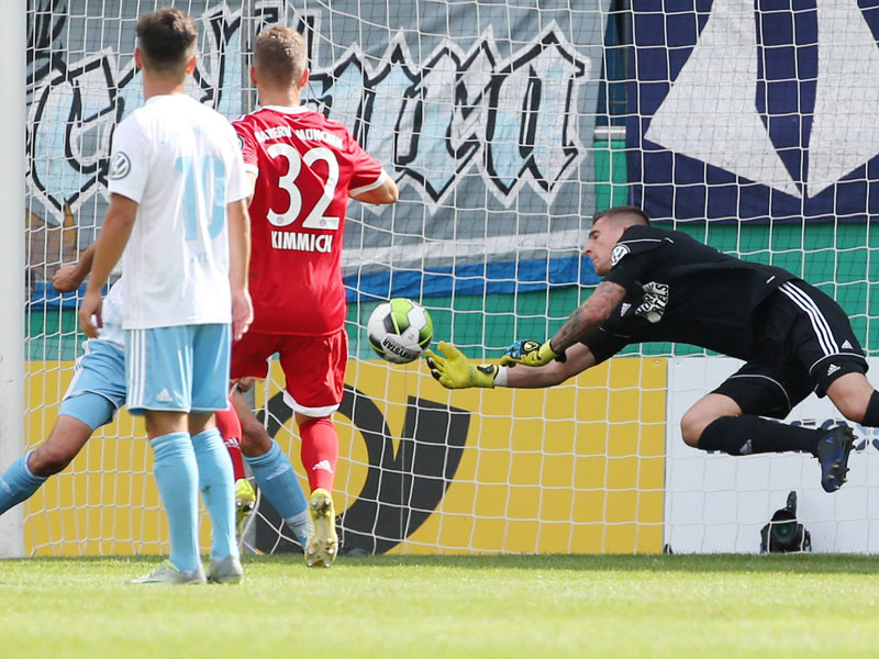 Nichts zu halten: Chemnitz-Keeper Kevin Kunz (r.) hat gegen den zweifach abgefälschten Freistoß keine Chance.