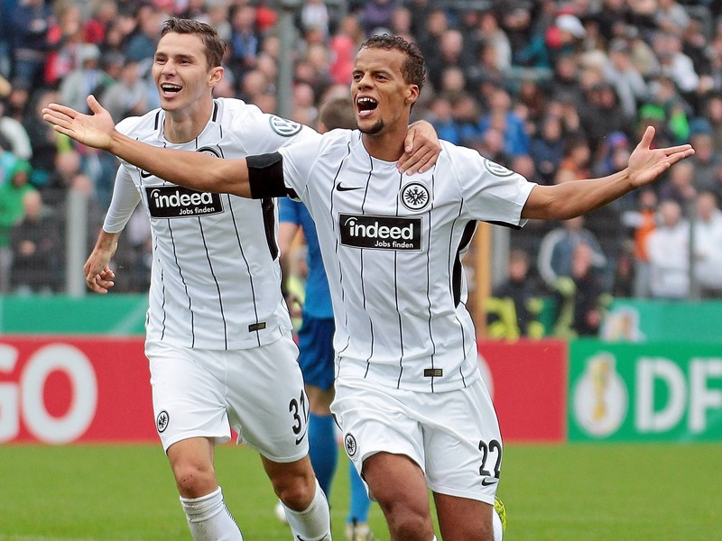 Brachte die Eintracht in Front: Frankfurts Timothy Chandler, links Branimir Hrgota.