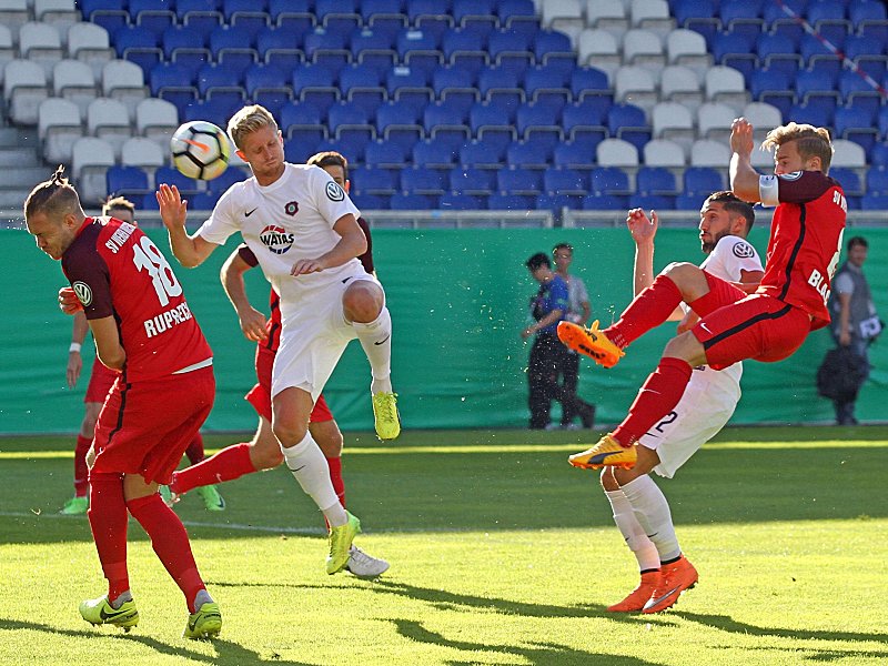 Die frühe Führung: David Blacha (r.) traf nach nur vier Minuten zum 1:0 für Wehen Wiesbaden.