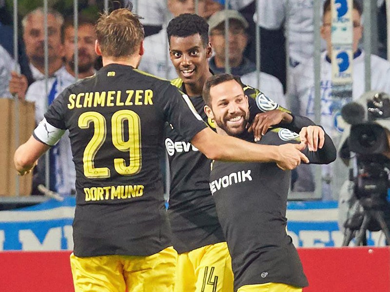 BVB-Kapitän Marcel Schmelzer beglückwünscht Vorbereiter Alexander Isak und Führungstorschütze Gonzalo Castro (r.).