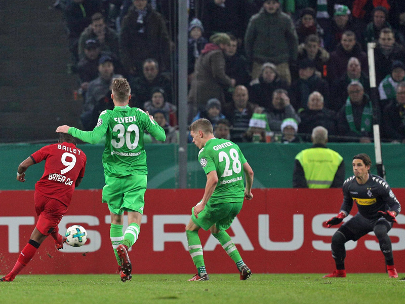 Das Tor des Abends: Leon Bailey zieht ab - und überwindet Yann Sommer mit einem Schuss ins kurze Eck.