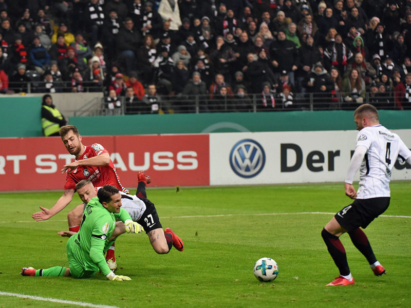 Die Frankfurter Führung: Marius Wolf (#27) legt nach René Adlers Fehler auf Ante Rebic (re.) quer - 1:0.