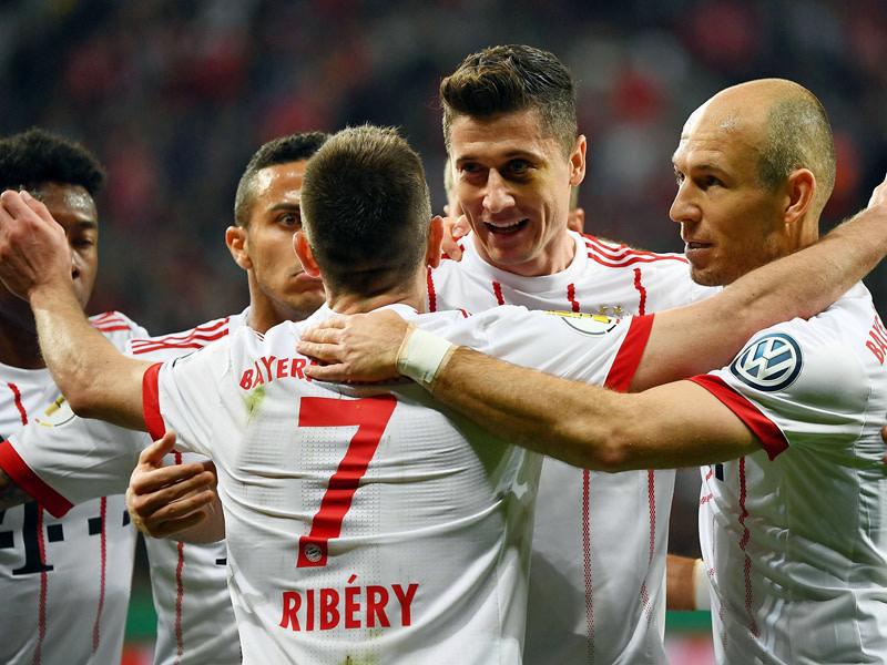 Dank an Vorbereiter Franck Ribery: Bayern-Torjäger Robert Lewandowski erzielte das 2:0.
