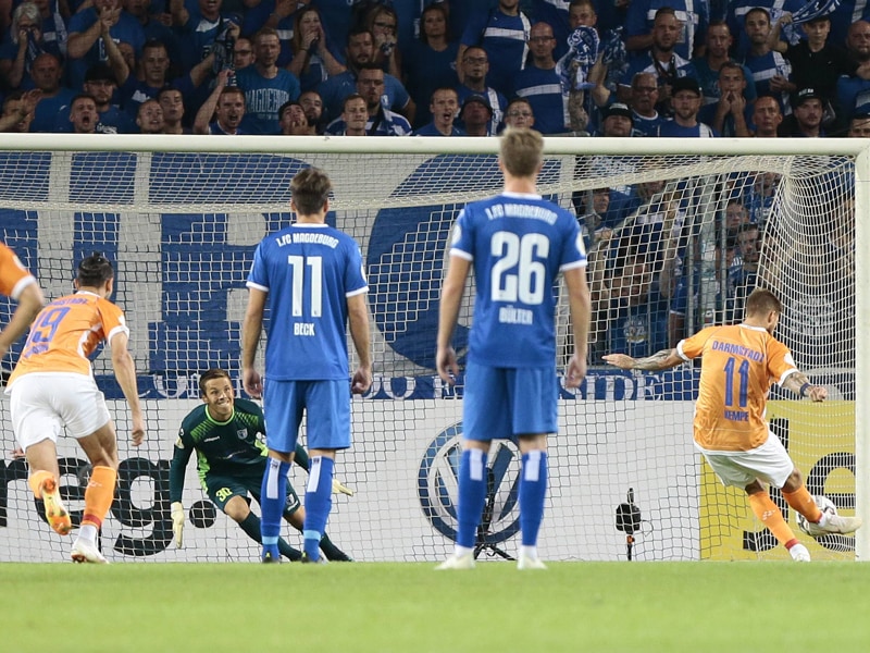 Tor des Tages: Tobias Kempe (re.) erzielte früh in der Partie vom Punkt das 0:1.