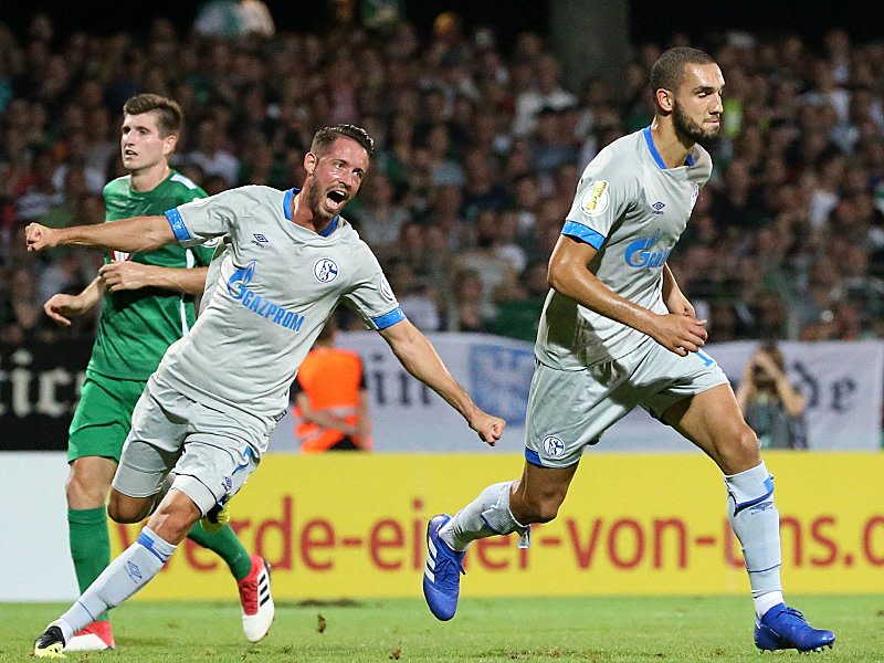 Ausgelassene Freude: Die Schalker Mark Uth und Nabil Bentaleb (r.) bejubeln das 1:0.