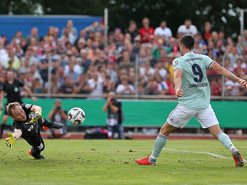 Die Entscheidung in einem für den Favoriten Bayern München schweren Pokalspiel beim SV Drochtersen/Assel: Robert Lewandowski trifft.