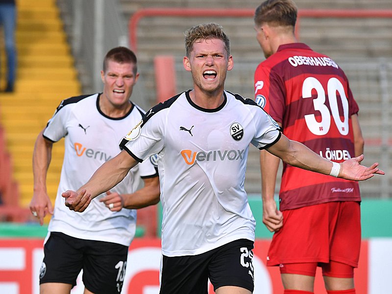 Sandhausens Felix Müller jubelt über sein Tor zum 2:0.