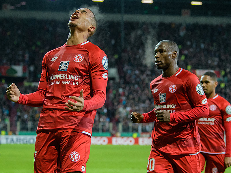 Robin Quaison bejubelt den zweiten Mainzer Treffer. Anthony Ujah nähert sich als erster Gratulant.